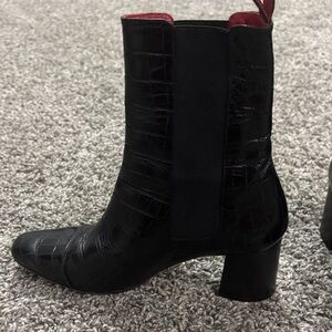 Vero Cuoio Black Croc-Embossed Ankle Boots